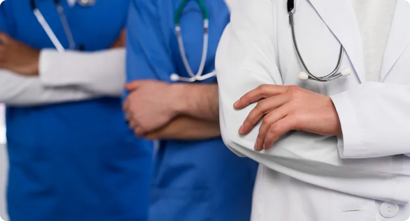 Equipo de profesionales de la salud con fonendoscopios en un entorno clínico.